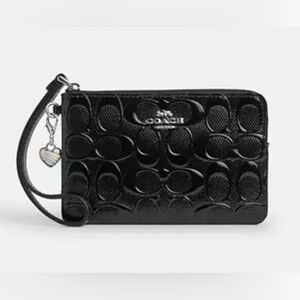 🖤🩶Coach NWT Black Embossed Corner Zip Wristlet In Signature Leather/Heart Charm